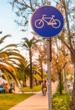 Bisiklet lane avuç içi ile gün batımında