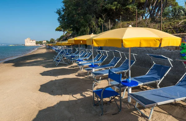 Filas de sombrillas y sillas en una hermosa playa —  Fotos de Stock