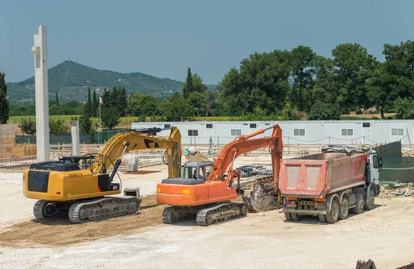 Excavadoras y camiones en el sitio de la contrucción — Foto de Stock