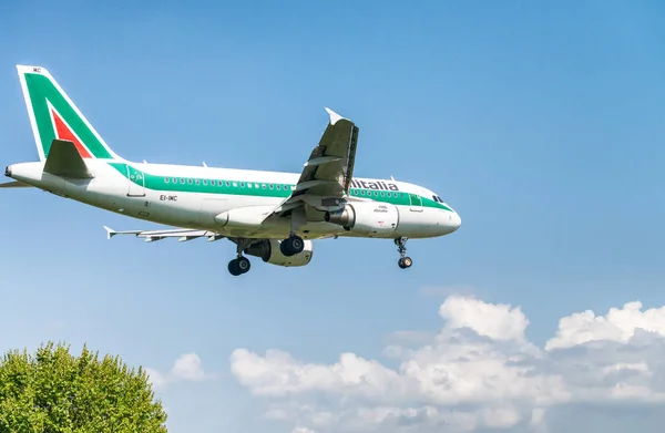 Alitalia flyg landar i Peretola — Stockfoto