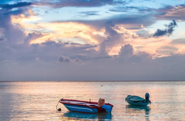 Захід сонця у Мальдіви острови — стокове фото