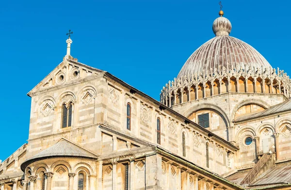 Architectonische details in plein van wonderen, Pisa-Italië — Stockfoto