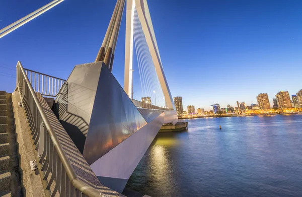 Rotterdam, Erasmus Bridge s moderní Panorama při západu slunce — Stock fotografie