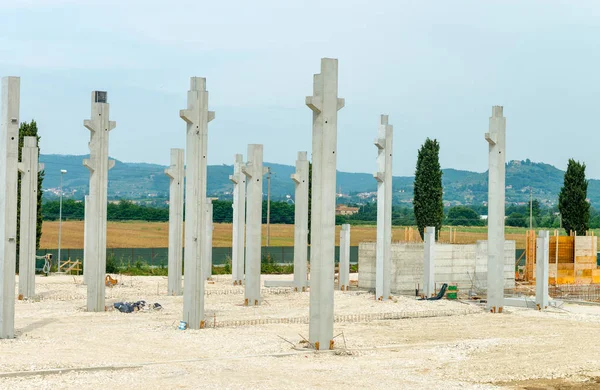 Columnas de base del edificio de construcción en obra — Foto de Stock