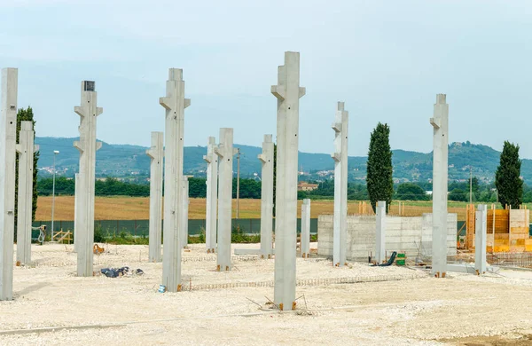 Colunas de base do edifício de construção no local de trabalho — Fotografia de Stock