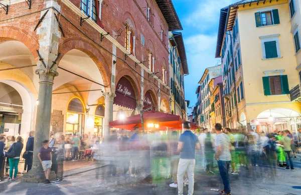 Toeristen op Pisa stad — Stockfoto