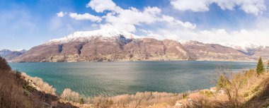 Güzel panoramik Como Gölü'nün güneşli bir günde
