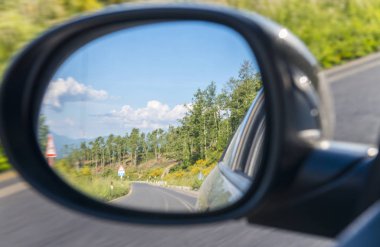 Güzel manzara ve araba ayna, Ita üzerinden Toskana tepeler
