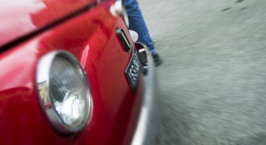 Kırmızı Fiat 500 park edilmiş araba