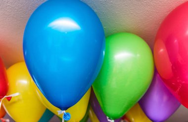 Bir parti renkli balonlar
