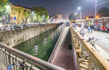 turistler Milanp Navigli boyunca