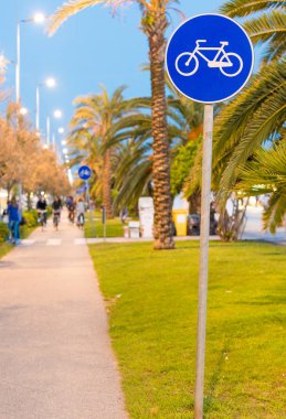 Bisiklet lane avuç içi ile gün batımında