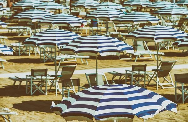 Filas de sombrillas de playa blancas y azules —  Fotos de Stock