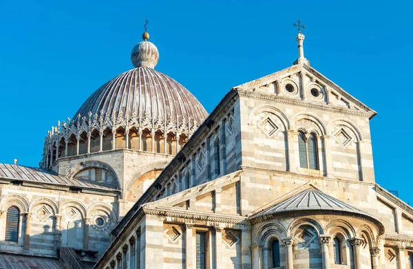 Архитектурная деталь на площади Чудес, Пиза-Италия — стоковое фото