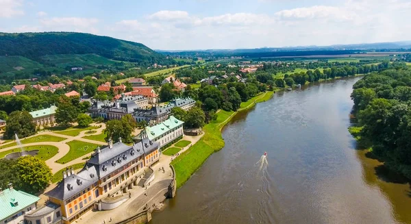 Hermoso horizonte aéreo del castillo de Pillnitz — Foto de Stock