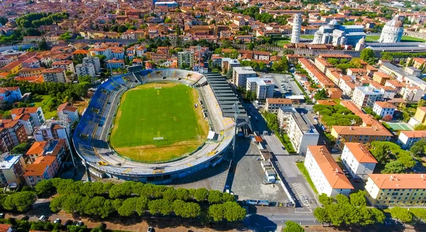 Flygfoto över city stadium i Pisa med Square of Miracles — Stockfoto