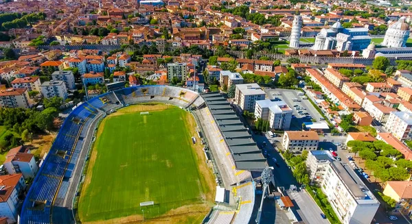 Flygfoto över city stadium i Pisa med Square of Miracles — Stockfoto