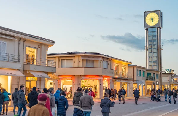 Ocean strandpromenaden vid solnedgången. — Stockfoto