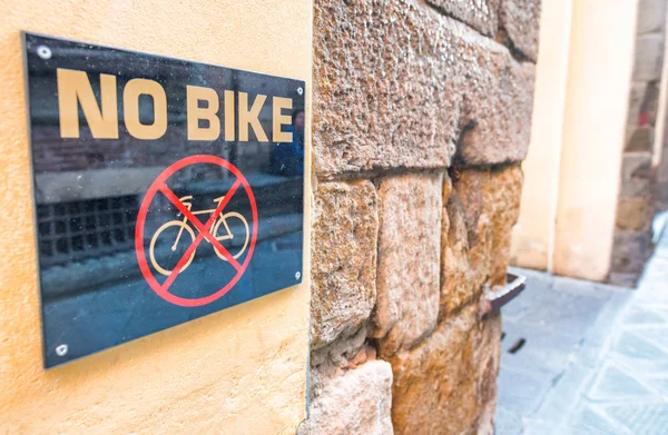 No hay señal de bicicleta a lo largo de la calle —  Fotos de Stock