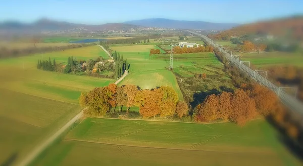 Вид с воздуха на скоростную железную дорогу в сельской местности — стоковое фото