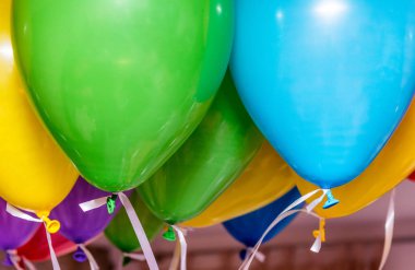 Bir parti renkli balonlar