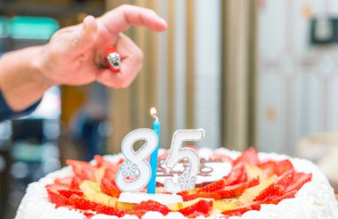 85 doğum günü pastası