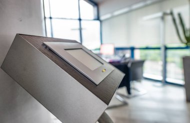 Modern bir ofis izleyicisi'nde denetimi