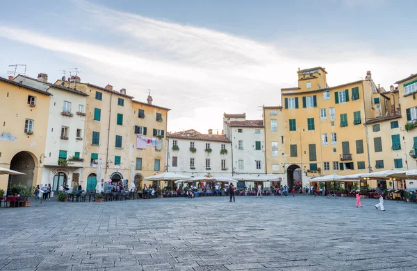 Personnes à Piazza Anfiteatro — Photo