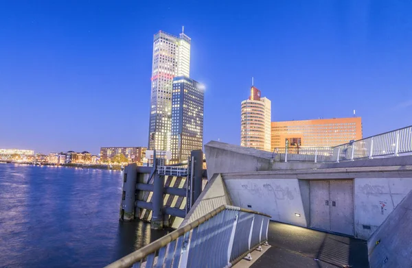 Roterdão, Ponte Erasmus com horizonte moderno ao pôr-do-sol — Fotografia de Stock