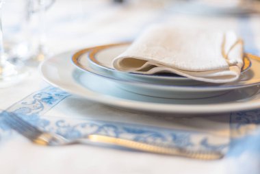 Mutfak arka plan. Akşam yemekleri gümüş bir v için hizmet