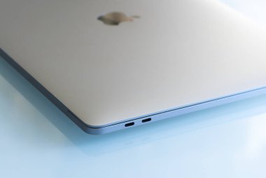MacBook yandaş 15 inç