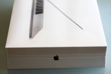 MacBook yandaş 15 inç