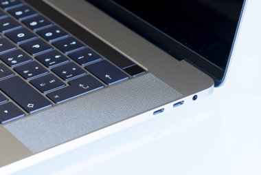 MacBook yandaş 15 inç