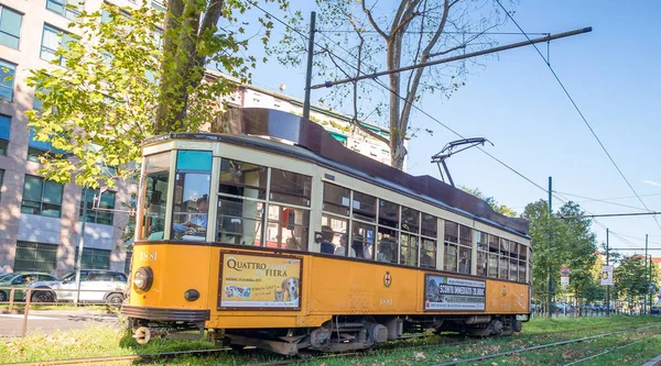 Milano - den 25 September 2015: Historisk spårvagn Rider i Milano. Milan — Stockfoto