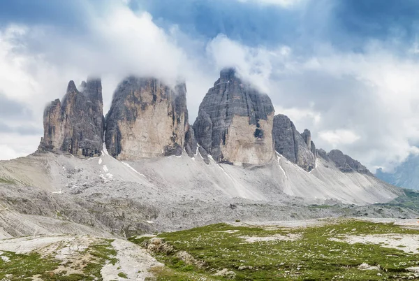 Três picos de Lavaredo no pôr-do-sol de verão, Dolomitas italianas — Fotografia de Stock