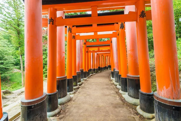 Kyoto, Japonia - 30 maja 2016: Fushimi Inari Shrine jest włącznie — Zdjęcie stockowe