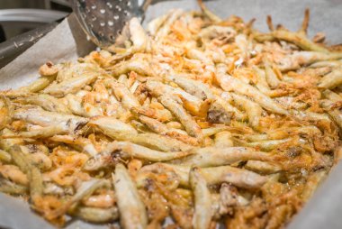 Karışık kızartılmış balıklar