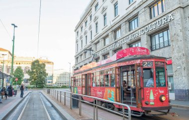 Milano - 25 Eylül 2015: Milano tarihi tramvay sürmek. Milan 