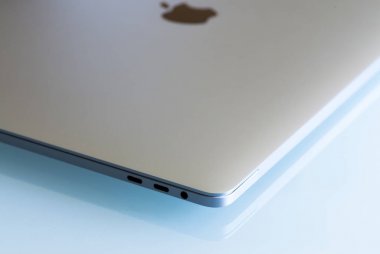 MacBook yandaş 15 inç