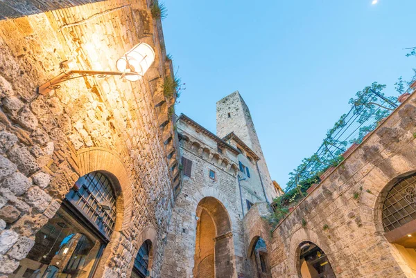 San Gimignano architektura při západu slunce, Toskánsko - Itálie — Stock fotografie