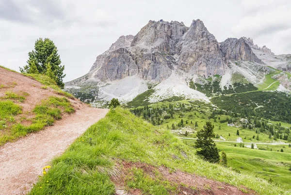 Krásná stezka mezi hory Dolomity, Itálie — Stock fotografie