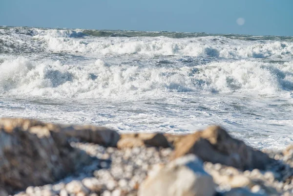 Wintersturm gegen den Strand. Wellen und Wind — Stockfoto