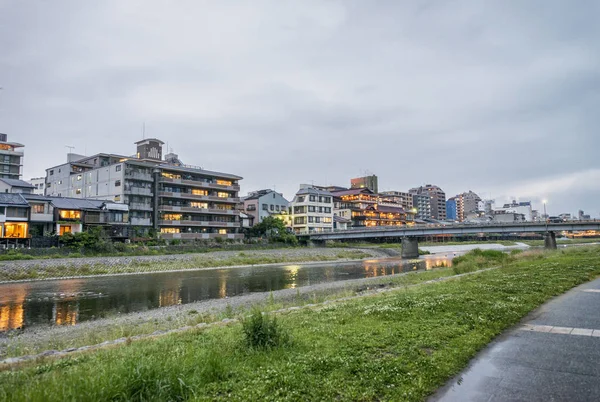 Kyoto byggnader längs floden efter solnedgången — Stockfoto