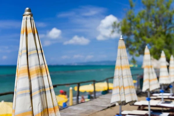 Cadeiras de praia e guarda-chuvas na temporada de verão — Fotografia de Stock