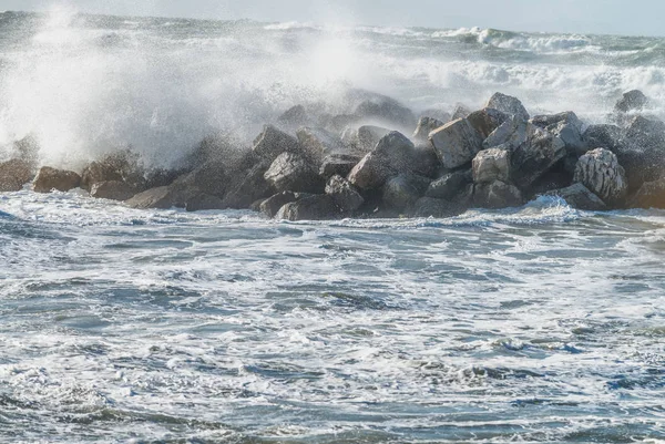 Costa rochosa na Toscana durante uma tempestade de inverno — Fotografia de Stock