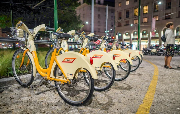 МИЛАН - 25 СЕНТЯБРЯ 2015 г.: Велосипеды Bike Mi припаркованы ночью. Th — стоковое фото