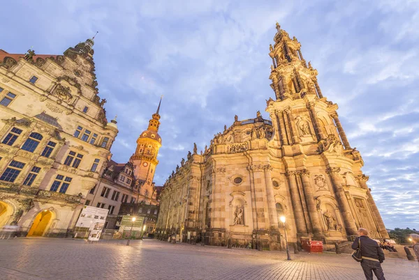 DRESDEN - JULHO 2016: Praça da cidade com turistas à noite. Dresden... — Fotografia de Stock
