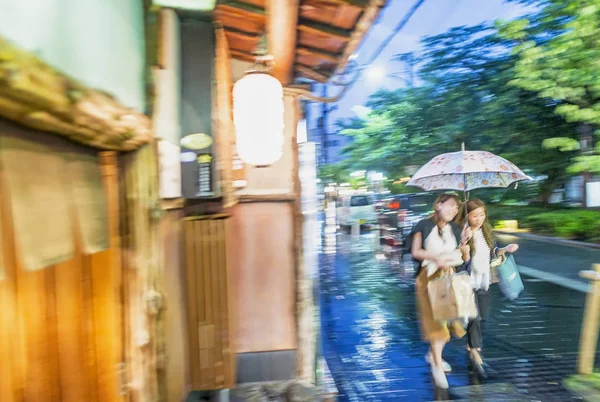 Touristes dans les rues de Kyoto — Photo