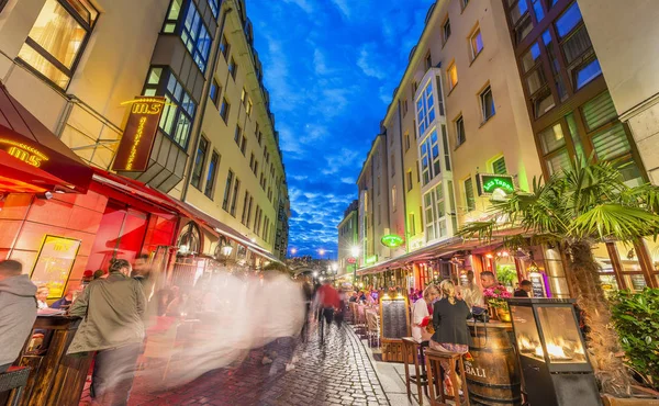 Drážďany - červenec 2016: Město ulice s turisty a restaurace — Stock fotografie