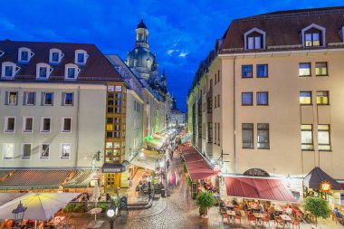 Dresden - Temmuz 2016: Şehir sokaklarını turistler ve restoranlar 